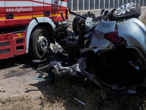 Arezzo, muore coppia sulla A1, l’auto si ribalta e prende fuoco