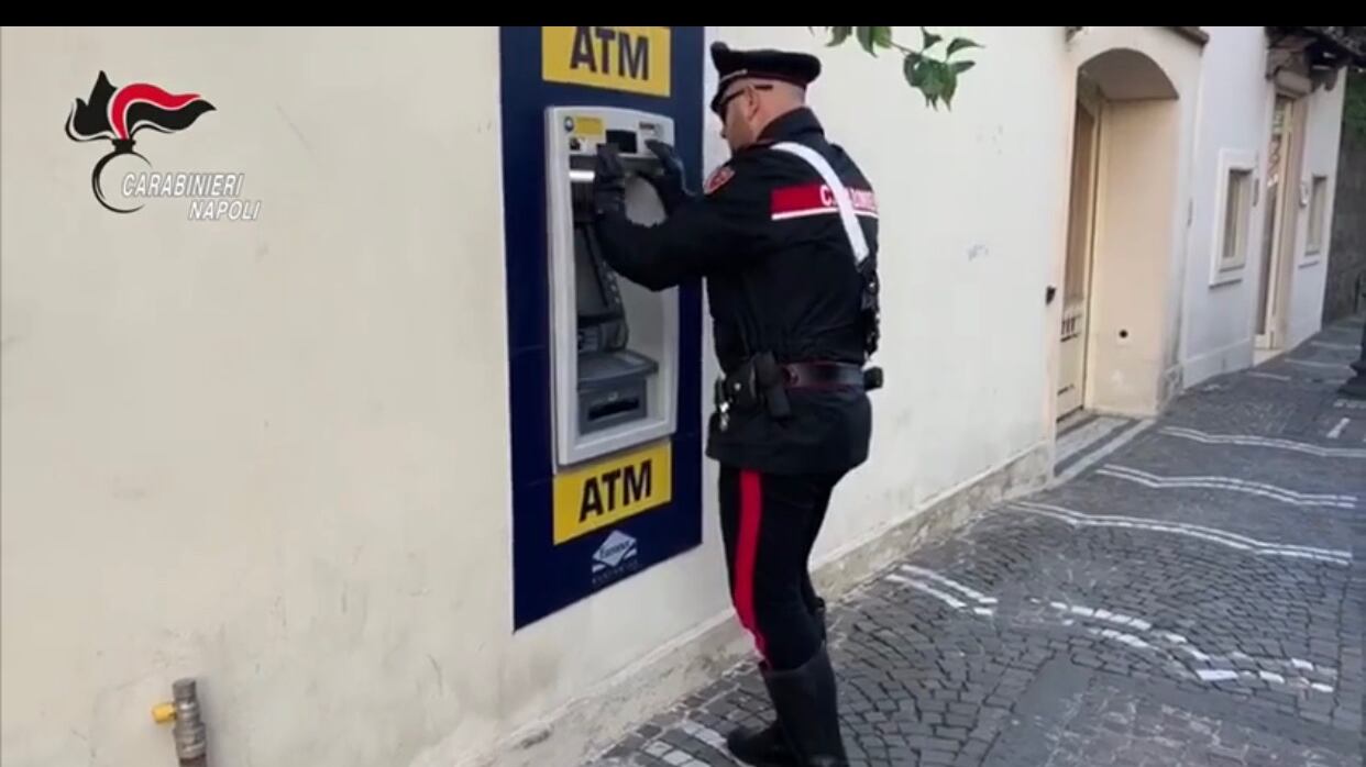 Sorrento, scoperto laboratorio per clonare carte di credito: arrestata coppia di serbi
