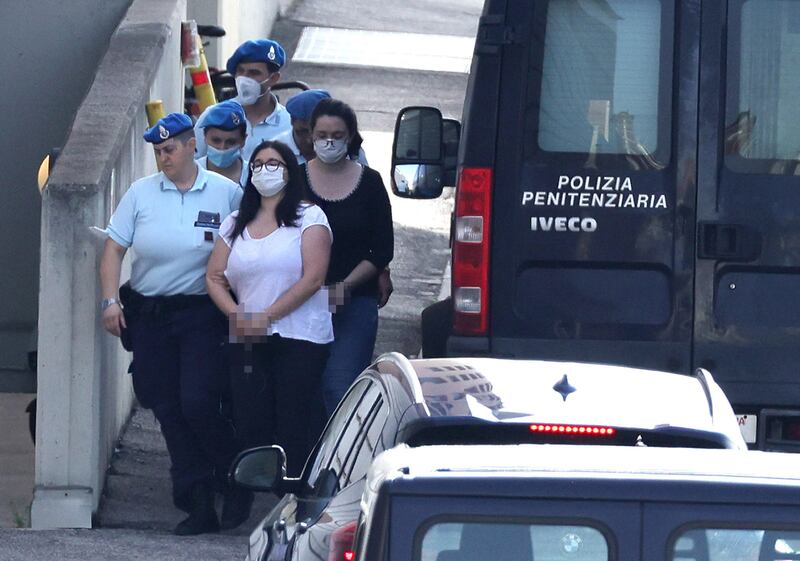 Silvia e Paola Zani arrivano a un'udienza del processo a giugno 2021