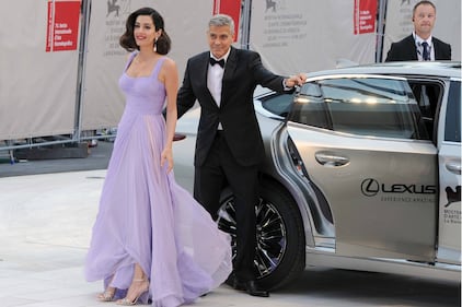Venezia, George Clooney sul red carpet con Amal 14