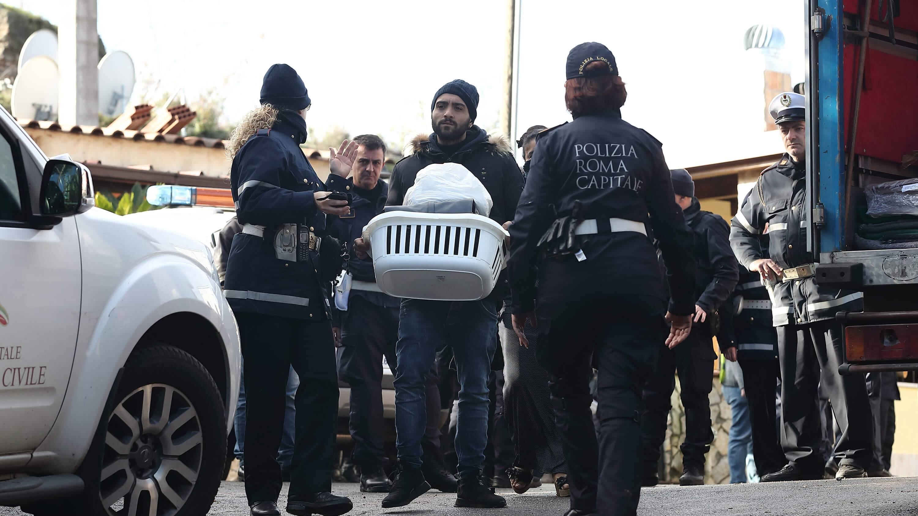 Minacce ai vigili durante gli sgomberi: due mesi ai Casamonica