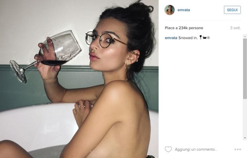 Emily Ratajkowski, seflie nudo allo specchio come Kim Kardashian: foto 10