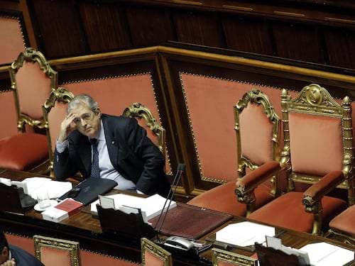 La poltrona di Saccomanni traballa: pure i renziani vogliono la sua testa