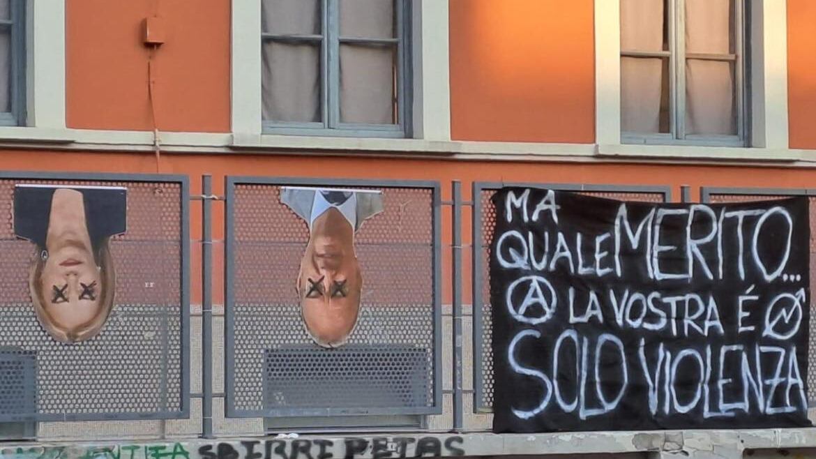 "Attacchi repressivi". I centri sociali giustificano le foto choc