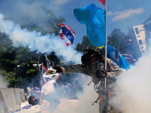 Scontri a Bangkok: assediato il governo, 5 vittime e 50 feriti