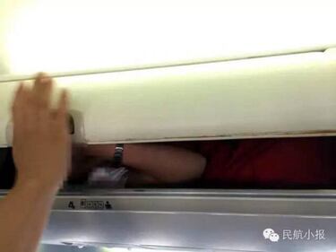 Nonnismo in volo: hostess chiuse nelle cappelliere degli aerei 4