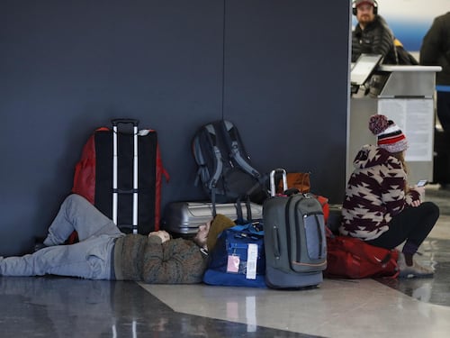 Trova un badge e vive tre mesi nel terminal di un aeroporto