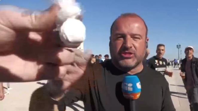 "Imbecille, fatti vedere": spunta la bustina di cocaina prima di Benfica-Inter e il giornalista si imbufalisce