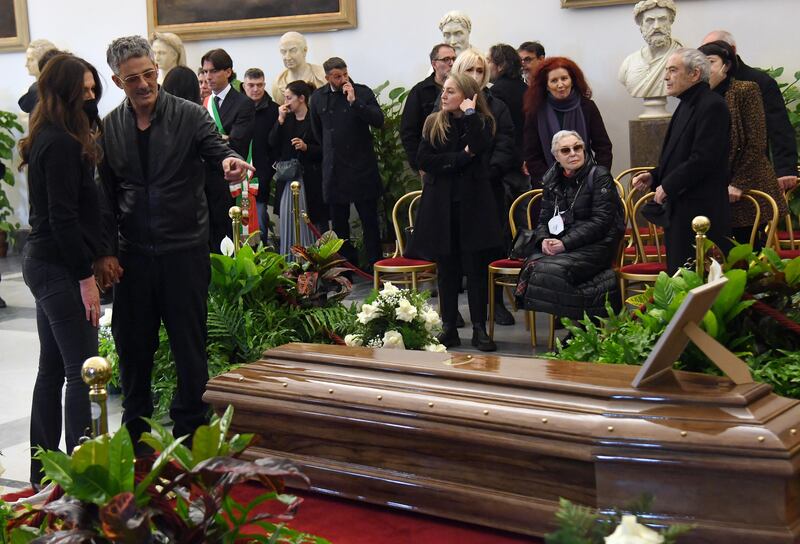 Vip e personaggi dello spettacolo alla camera ardente di Maurizio Costanzo 8