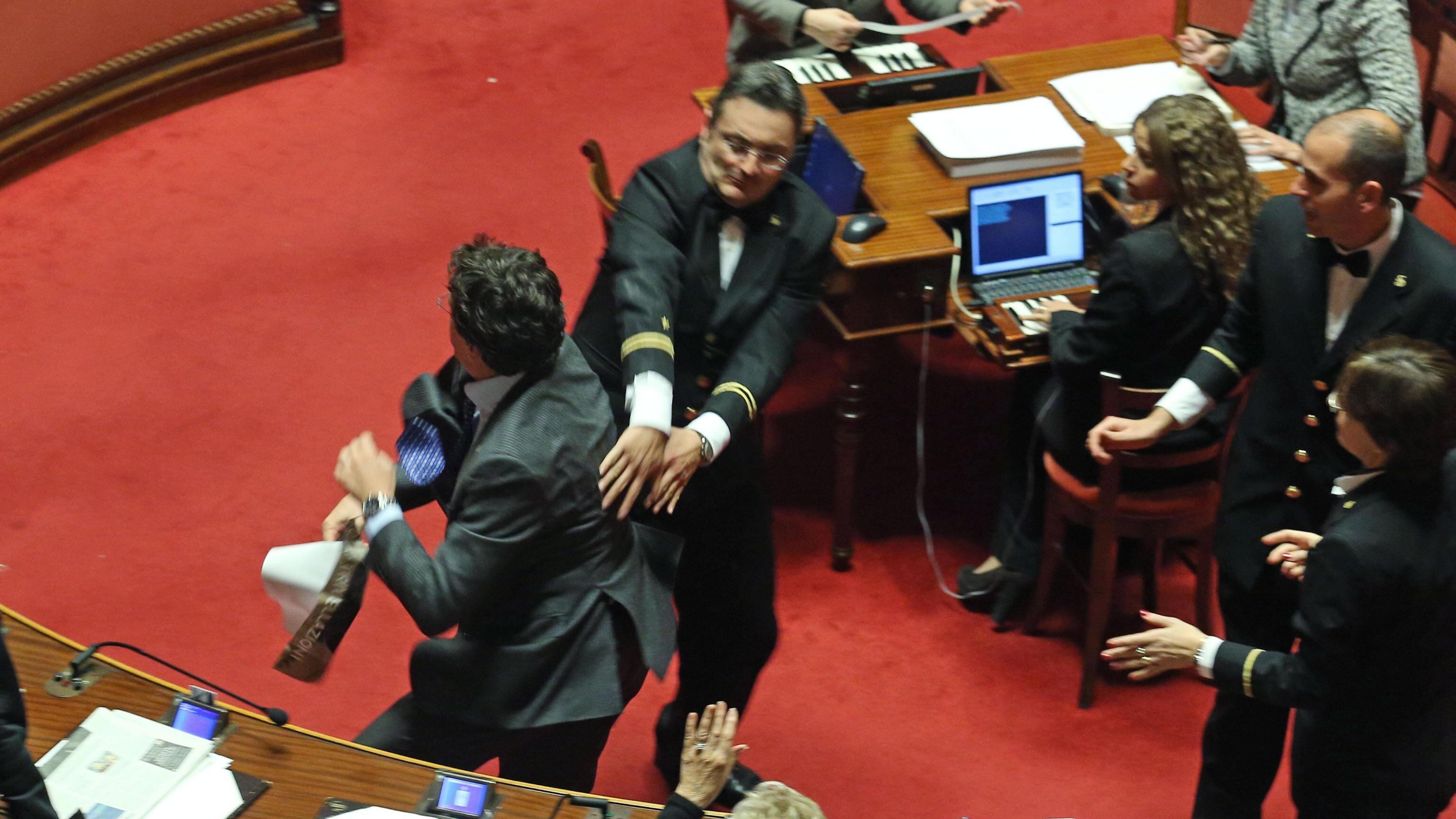 Il Senato dà l'ok al decreto Sblocca Italia. Bagarre dei grillini in aula