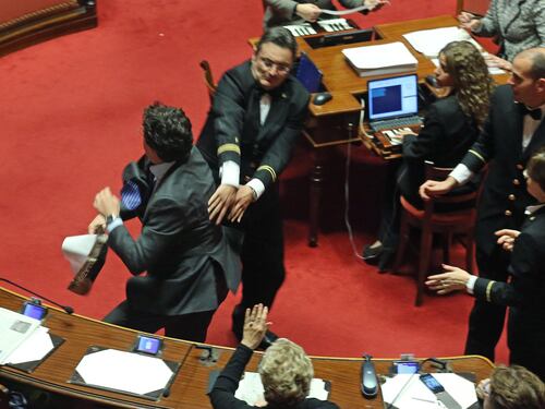 Il Senato dà l'ok al decreto Sblocca Italia. Bagarre dei grillini in aula