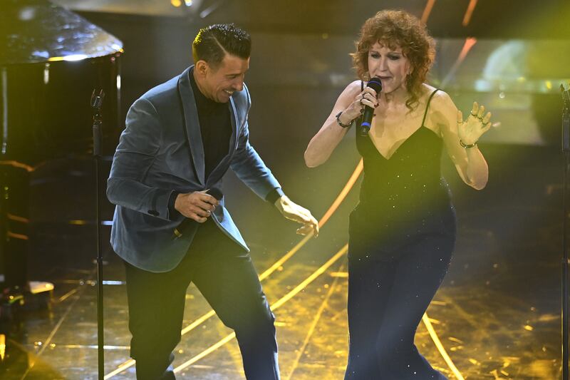 Sanremo 2024: ecco il look della quarta serata del Festival di Fiorella Mannoia 4