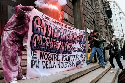 "Generazione meticcia e queer". A Milano sfila il corteo "transfemminista" 16