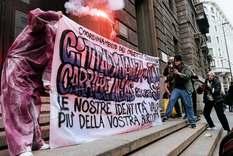 "Generazione meticcia e queer". A Milano sfila il corteo "transfemminista" 16