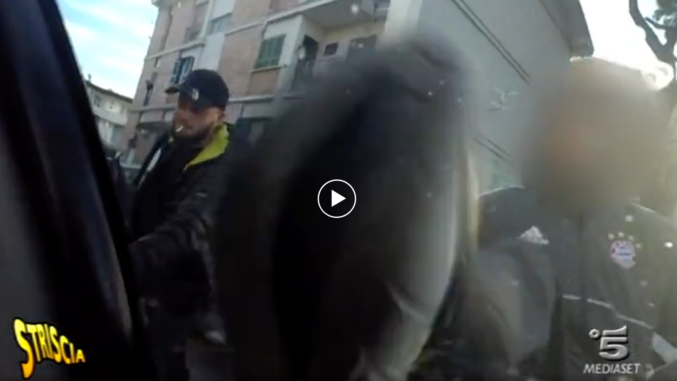 Napoli, calci a Brumotti: ecco il video dell'aggressione