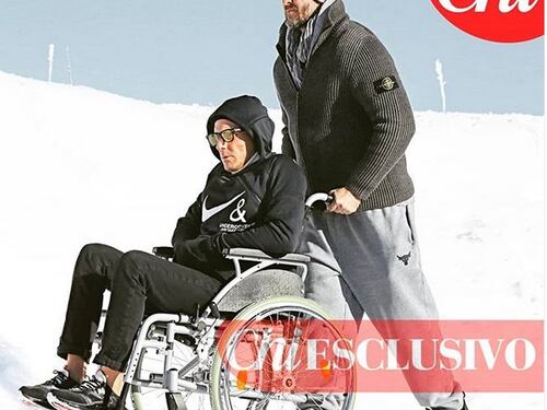 Lapo Elkann sulla sedia a rotelle dopo l’incidente in auto