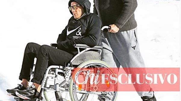Lapo Elkann sulla sedia a rotelle dopo l’incidente in auto
