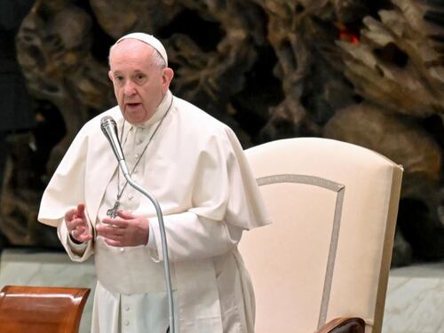 "Ho un problema alla gamba...". La confessione del Papa