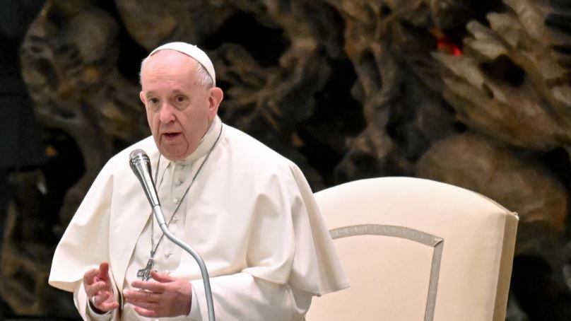 "Ho un problema alla gamba...". La confessione del Papa