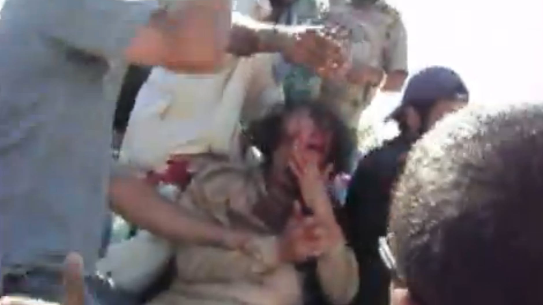 Gli ultimi istanti di Gheddafi ripreso un video inedito