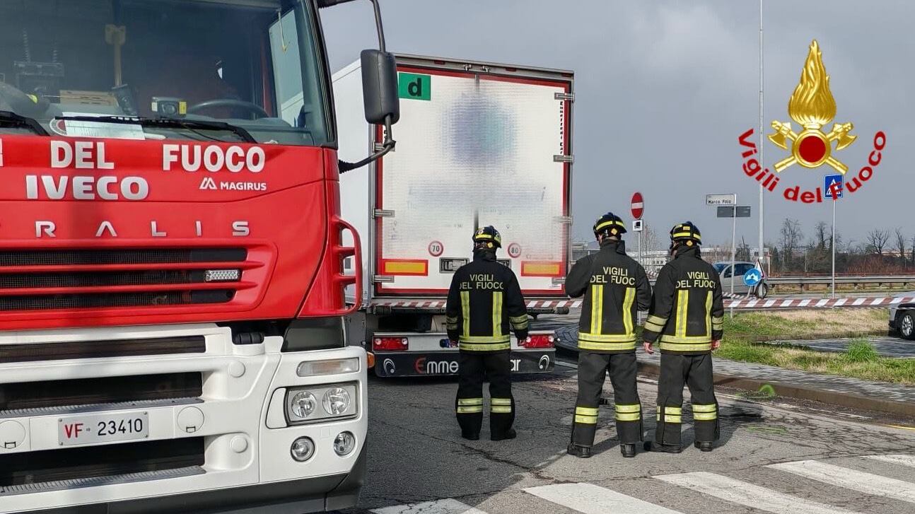Ciclista finisce sotto un tir e muore sul colpo: incidente choc nel milanese