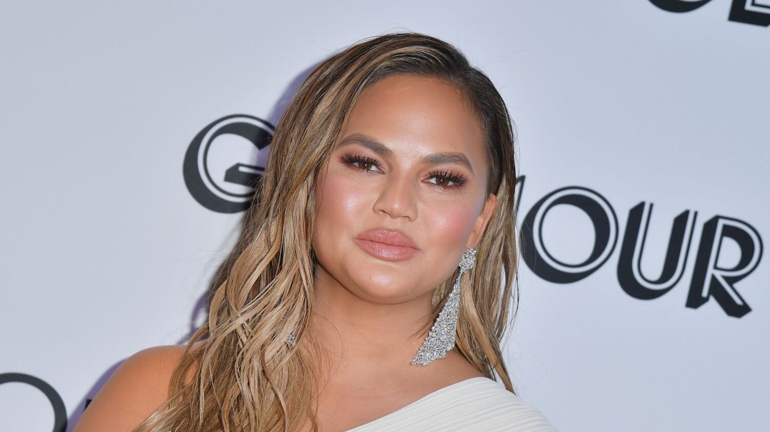Chrissy Teigen "censura" i suoi piedi nelle foto