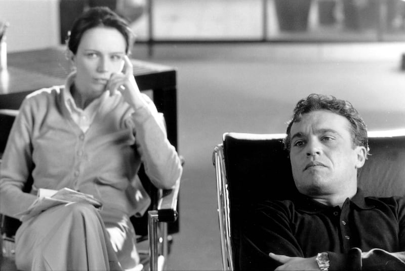 Francesca Neri e Claudio Amendola in una scena di "Le mani forti", film di Franco Bernini (1997)