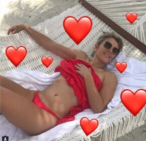 Liz Hurley bollente in costume 3