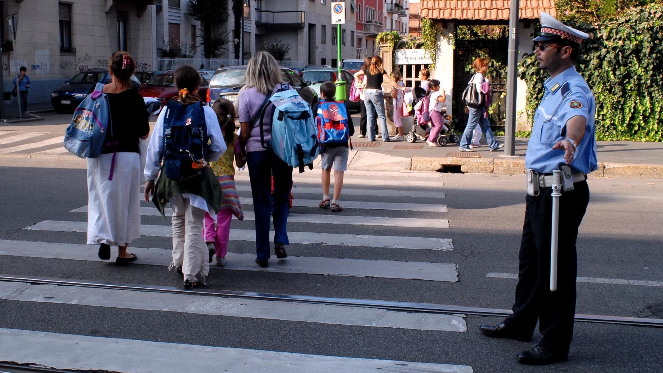 Perché i vigili controllano solo le scuole pubbliche?