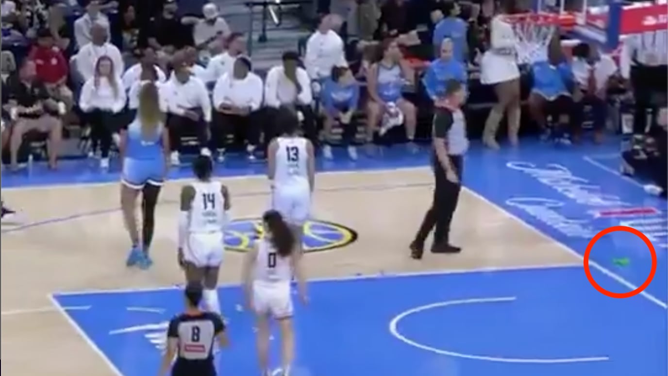 Basket femminile, sex toys lanciati in campo: la rabbia delle giocatrici