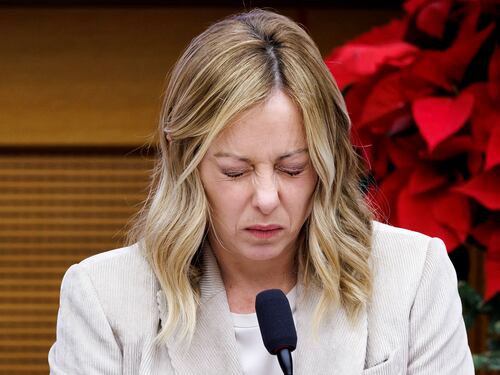 "Sto a morì...". Il "fuorionda" della Meloni in conferenza stampa