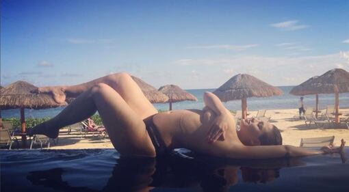 Ashley Graham topless in Messico 1