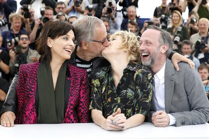 Bacio saffico al Festival di Cannes tra Valeria Bruni Tedesci e Juliette Binoche 10