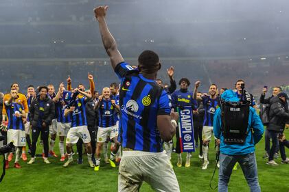 Esplode la gioia dei giocatori dell'Inter dopo la vittoria nel derby 1