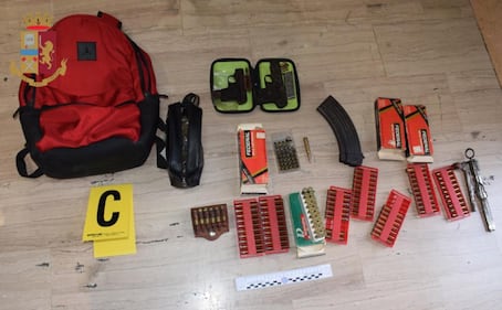 Kalashnikov, pistole e droga nel campo rom: la polizia scopre l'arsenale 2