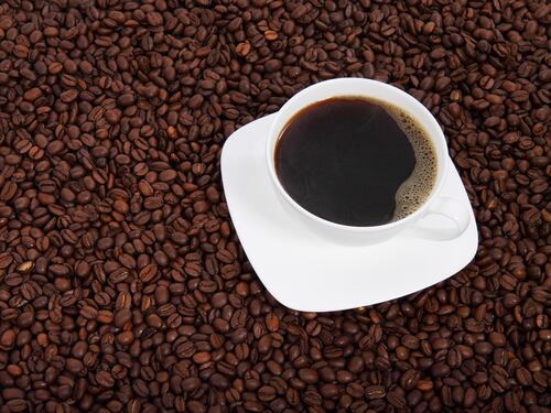 Cosa succede se si beve caffè con vitamine e integratori