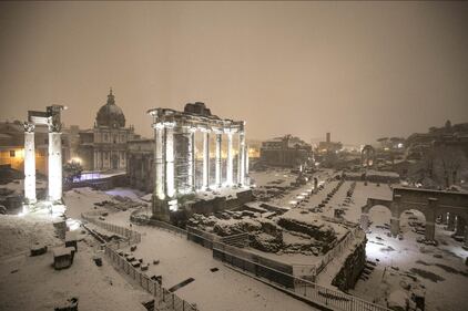 Dai Fori Imperiali al Colosseo: Roma imbiancata 12
