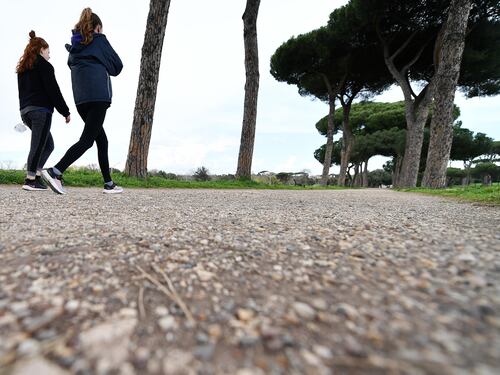 I pini di Villa Pamphilj difesi con gli abbracci dei neomondisti