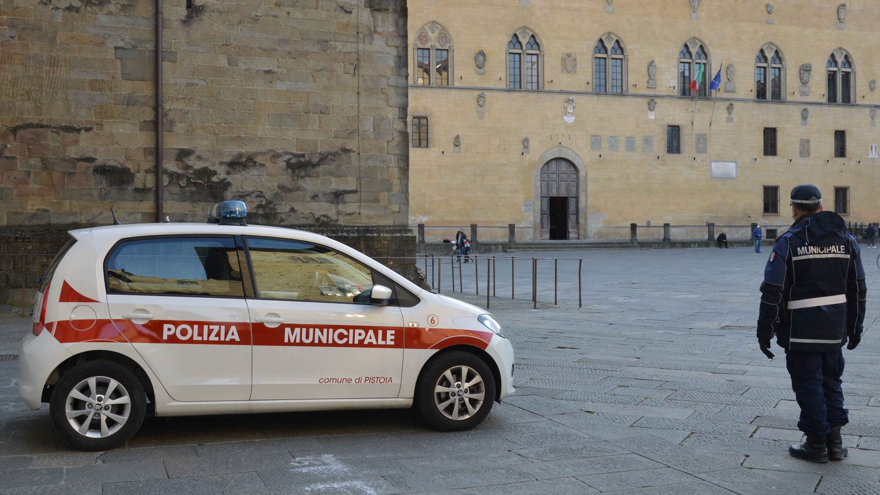 Causa incidente e picchia i vigili con una sedia: arrestato clandestino