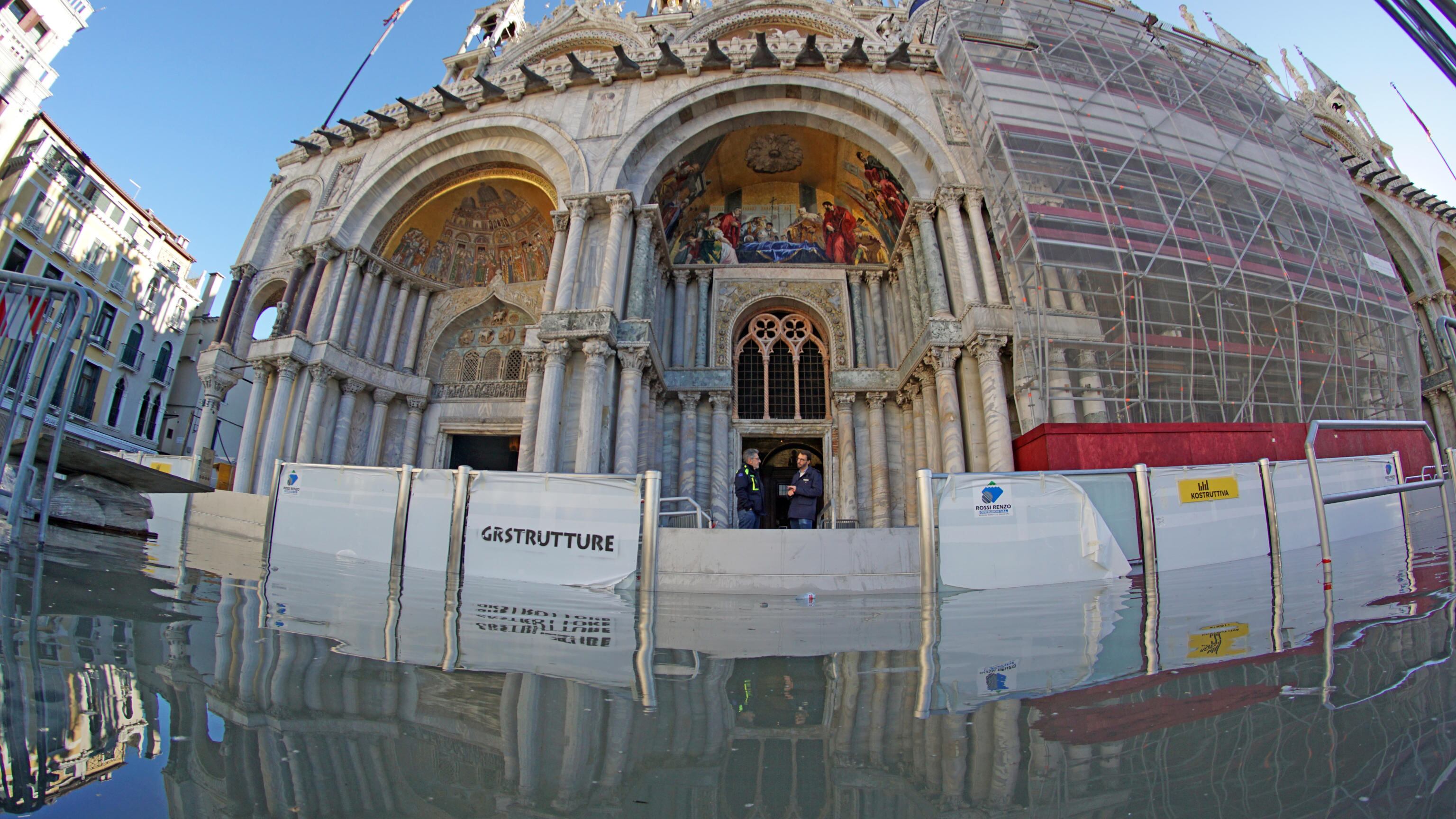 Prima volta in funzione le "barriere di vetro". San Marco all'asciutto