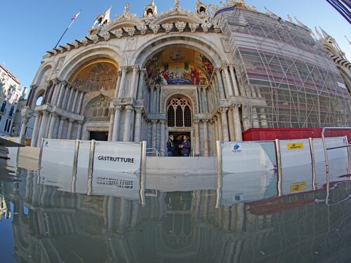 Prima volta in funzione le "barriere di vetro". San Marco all'asciutto