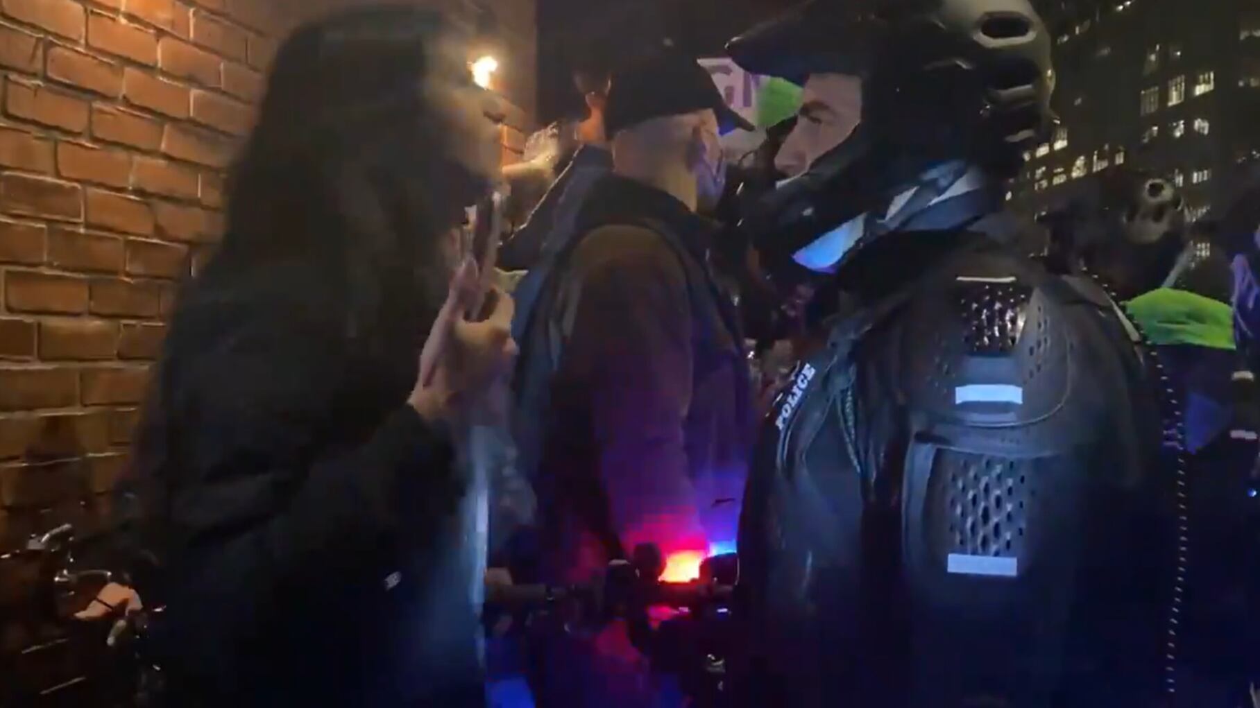 "F... fascista". Insulti choc e sputi in faccia al poliziotto