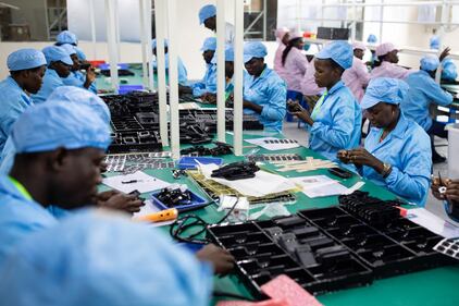 In Uganda apre la prima fabbrica di cellulari 5