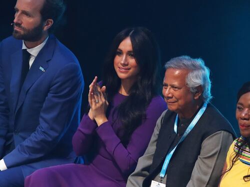 Meghan Markle affascinante in viola: foto