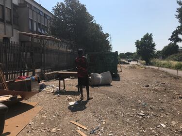Roma, centinaia di migranti accampati in strada dopo lo sgombero dei palazzi occupati 10