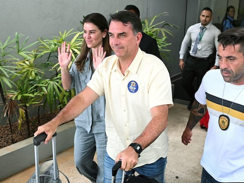 Brasile, annullati i passaporti di Flavio Bolsonaro: Trump lo sostiene e Lula attacca: “Vergogna”