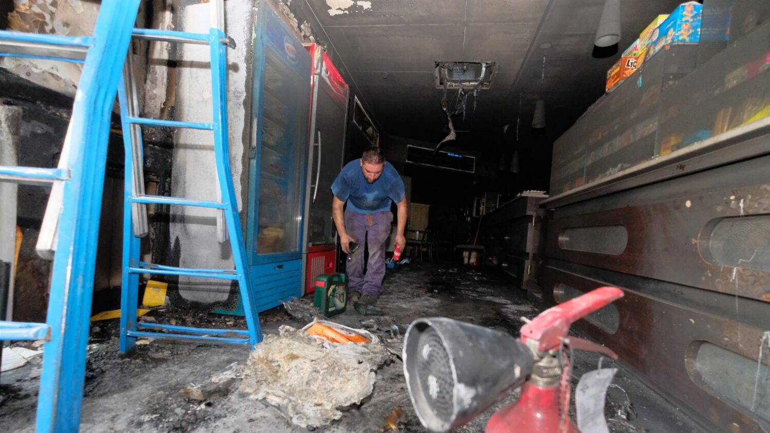Non paga e lo cacciano dal bar: torna e lo incendia