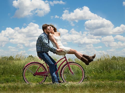 Dalla bici al tradimento: le leggende sulla fertilità