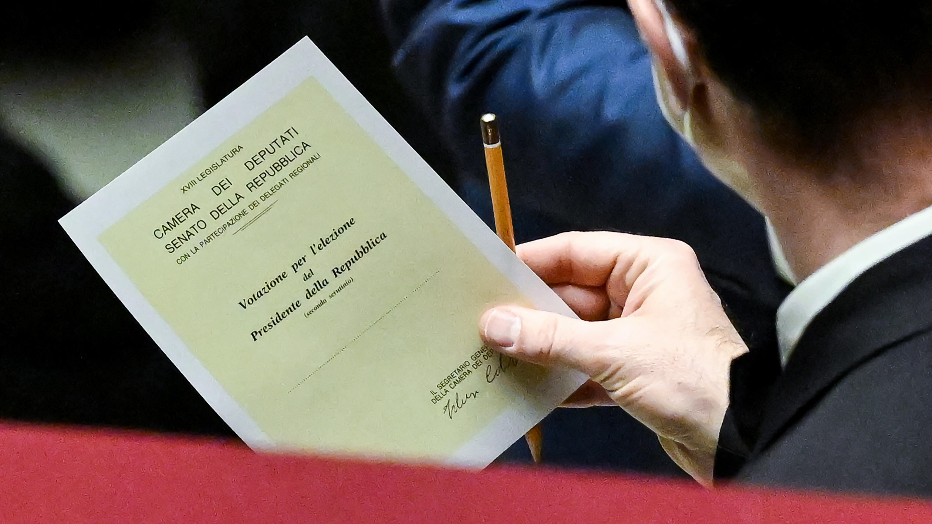 La sinistra fugge dal centrodestra. Salvini: "Ho un dubbio..."
