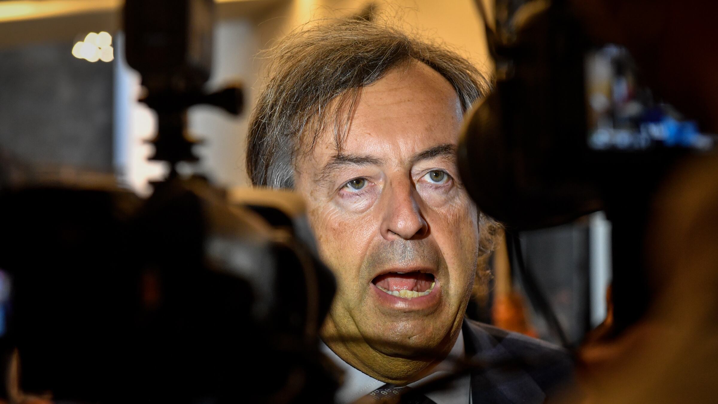 Virus, Burioni adesso spiega le cifre: "Perché c'è stato il primo calo"